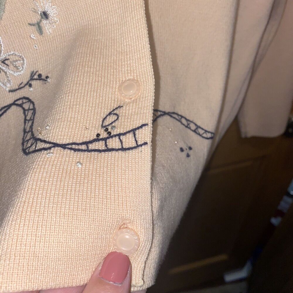 Vintage Koret Womens Cardigan Size Medium Pink Embroidered Floral Grandma V-Neck - Picture 9 of 10